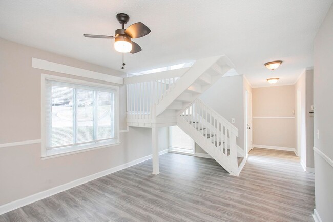 Building Photo - Charming Townhome in Hermitage!