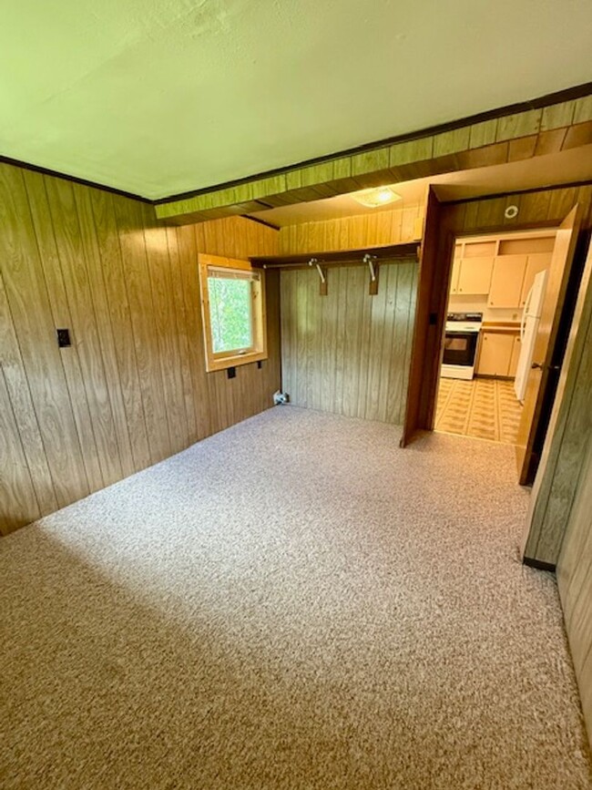 Building Photo - 3 Bedroom, 1 Bath Apartment for Rent - Clo...
