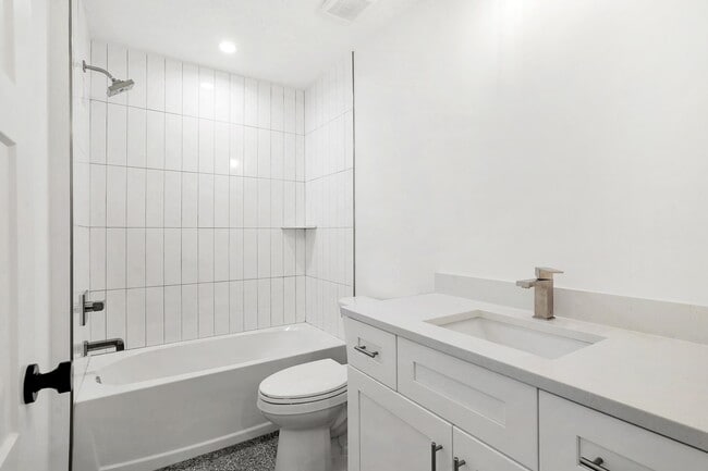 Building Photo - 980 W 9th St