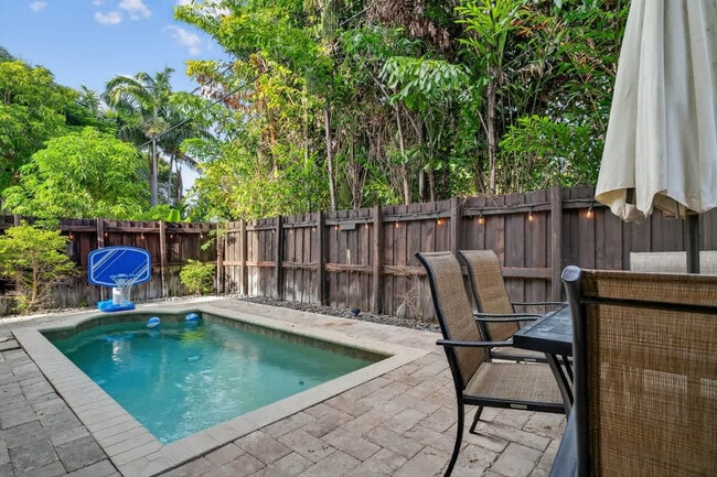 Building Photo - 1705 NE 11th St