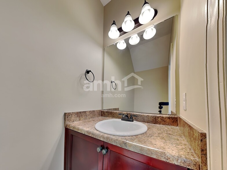 Building Photo - 112 Broken Bit Cir