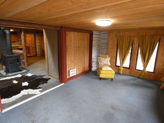 Building Photo - APPLICATION PENDING - **Charming Cabin**