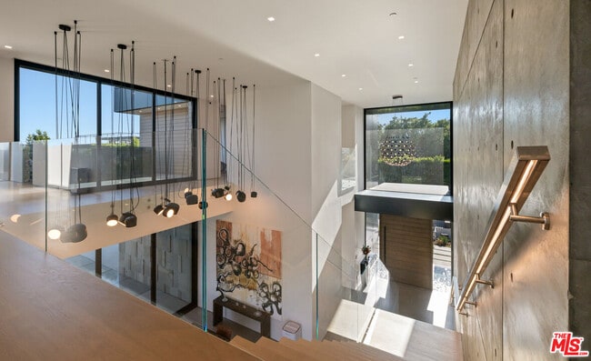 Building Photo - 1140 Summit Dr