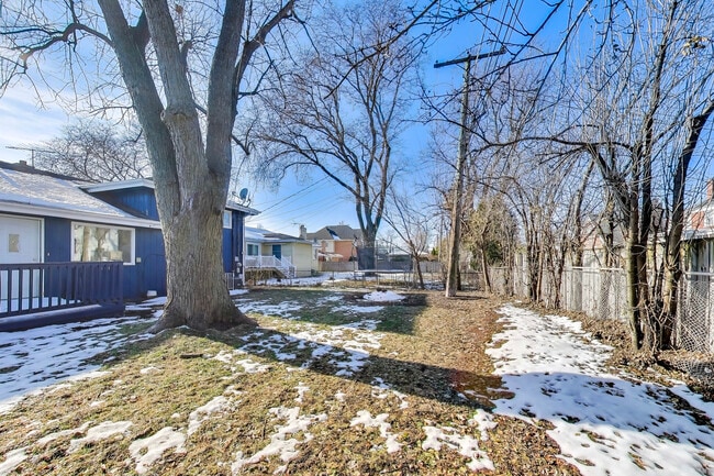 Building Photo - 1006 Devon Ave