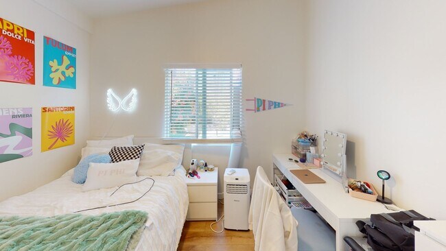 Building Photo - Private turfed yard!