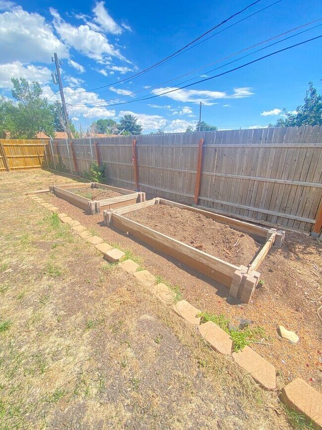 Building Photo - 2 Bedroom plus 3 Non-Conforming Rooms, 2 B...
