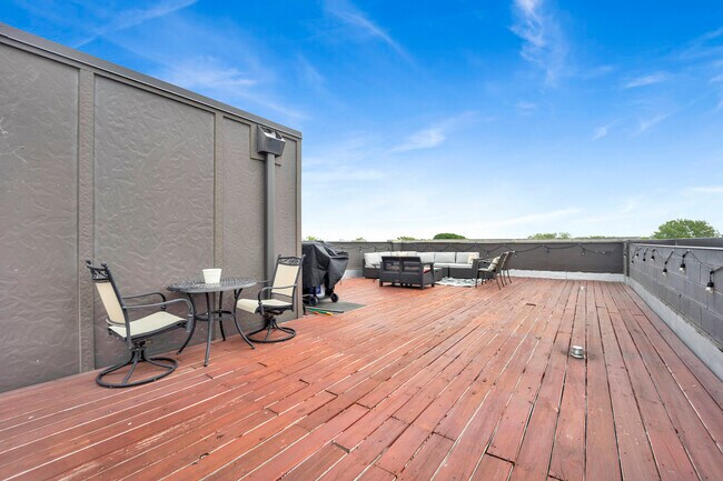 Building Photo - 4352 S Oakenwald Ave