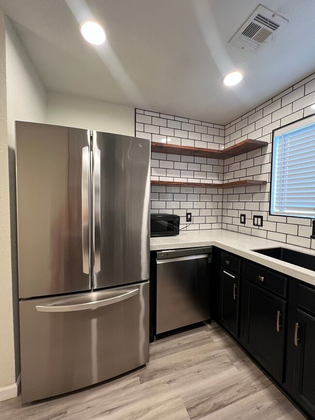 Building Photo - NICE 2 BEDROOM TOWNHOME!
