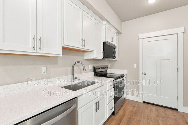 Building Photo - 588 NE Alderwood Dr