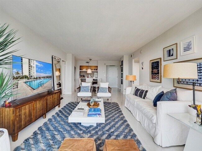 Building Photo - 3625 N Country Club Dr