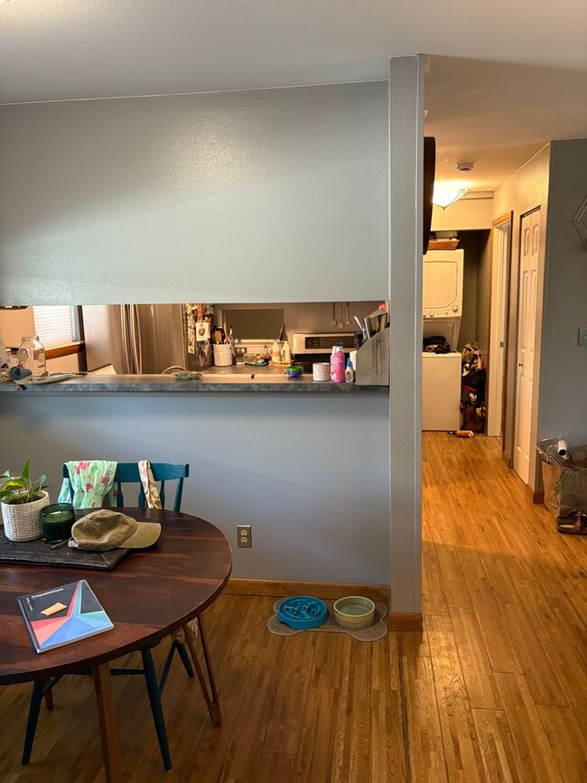 Building Photo - Bright and Sunny 2-Bedroom/2-Bathroom for ...