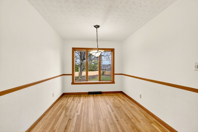 Building Photo - 3637 Sunset Dr