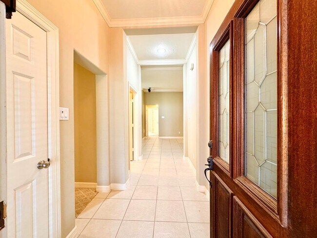 Building Photo - 2715 Cresthollow Ln