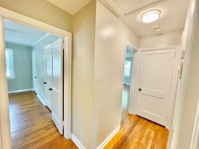 Building Photo - Beautiful 3 Bed 1 Bath Home Located near target shopping center off of Battleground in desirable ...