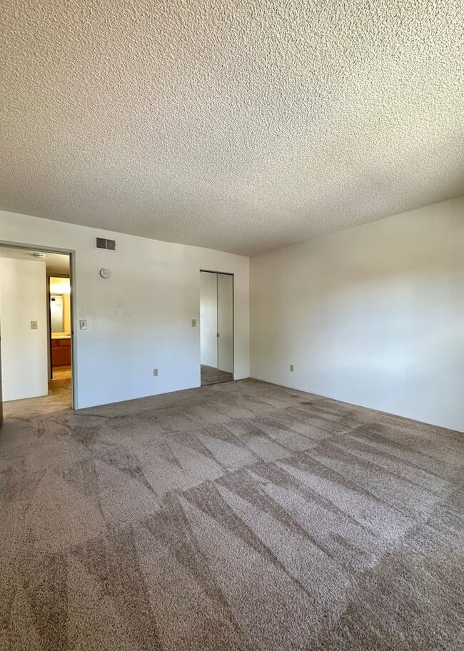Building Photo - Spacious and Bright Top-Floor Apartment wi...