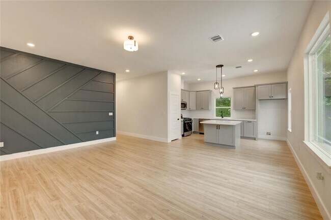 Building Photo - 811 E 39th St