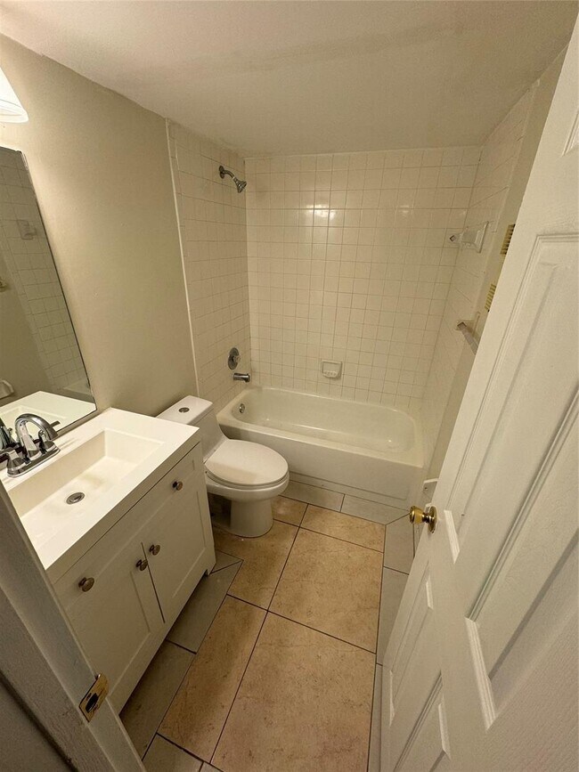 Building Photo - 852 NE 209th St