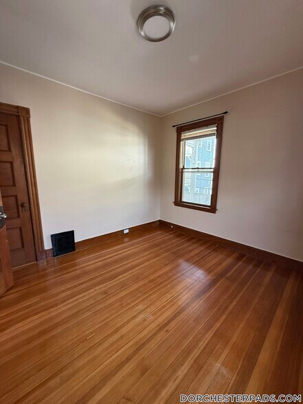 Building Photo - 18 Romsey St