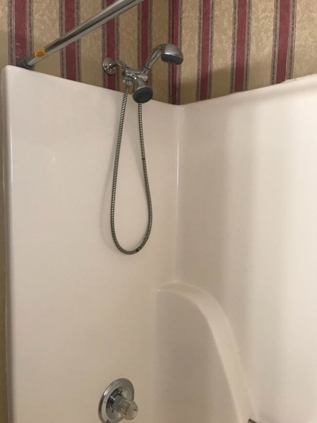 Building Photo - Newly Updated in Boiling Springs