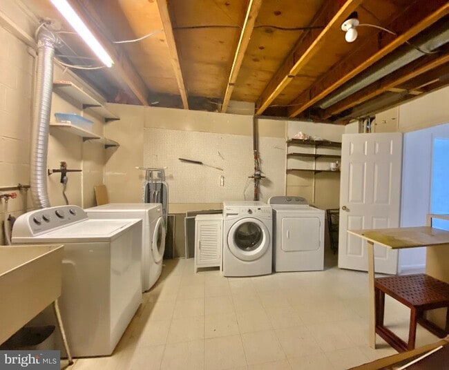 Building Photo - 10323 Hampshire Green Ave