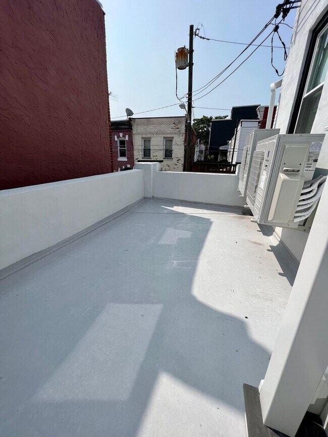 Building Photo - Newly Renovated 2-Bedroom Apartment in Sou...