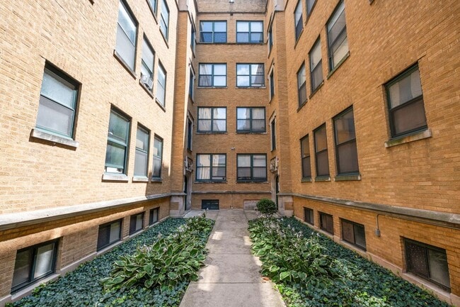 Building Photo - Two Bedroom Condo Unit in South Shore!