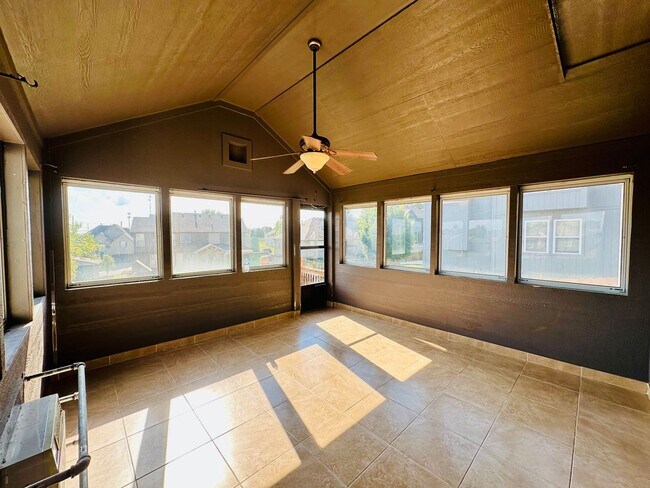 Building Photo - {20067} Custom Built Home in Woodland Mano...