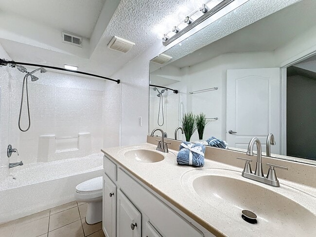 Building Photo - 3 Bedroom with Water View - Villanova at Hunters Creek