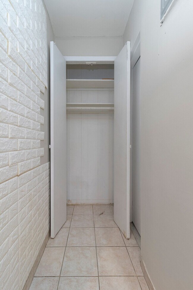 Building Photo - 250 E 82nd St