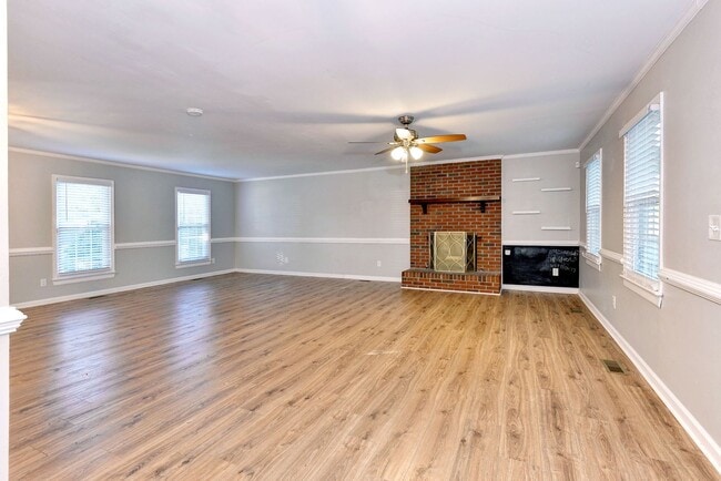 Building Photo - Updated, Spacious, Large Backyard in Newpo...