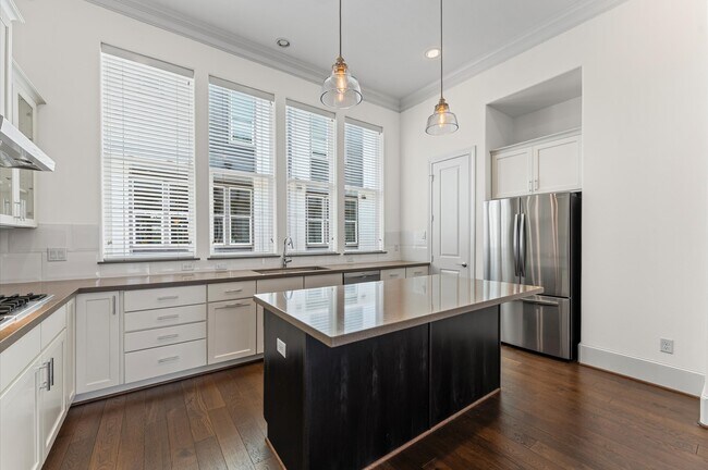Building Photo - 9635 Riddlewood Ln
