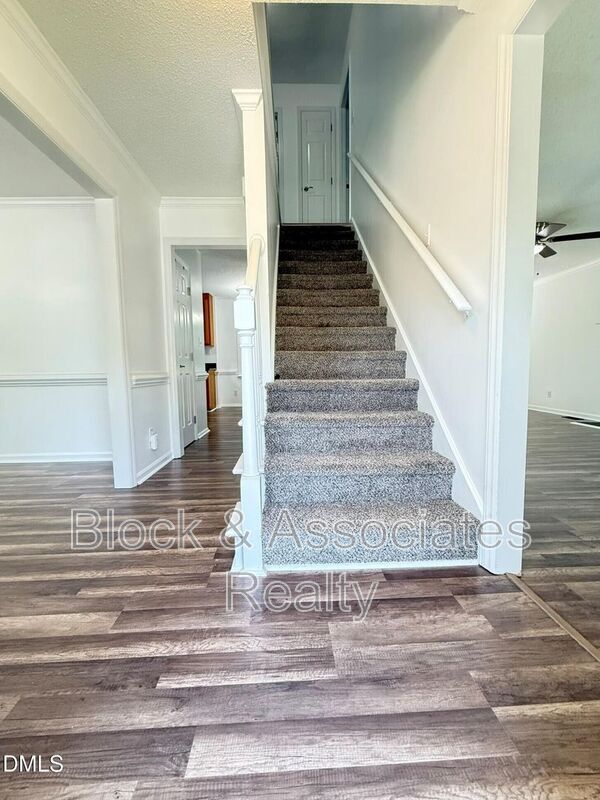 Building Photo - 401 Holly Berry Ln