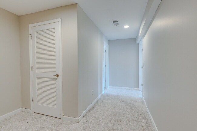 Building Photo - 2704 Orleans Dr