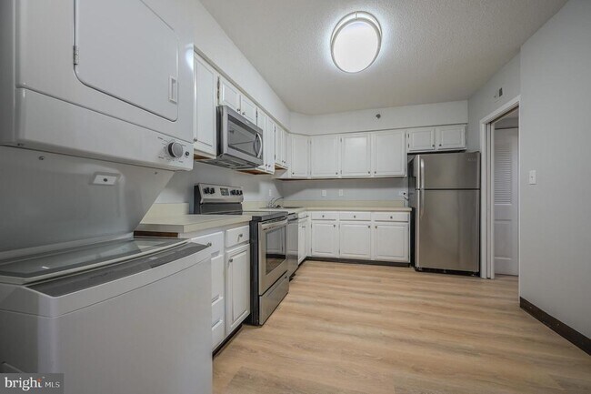 Building Photo - 3713 S George Mason Dr