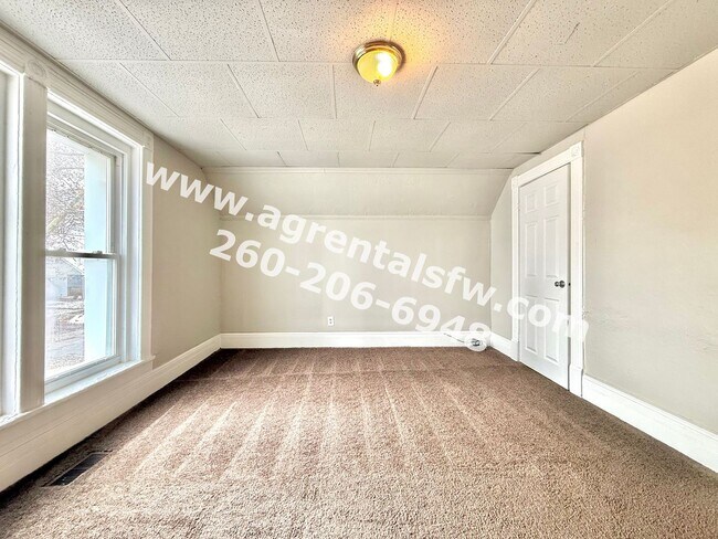 Building Photo - 3 Bedroom House