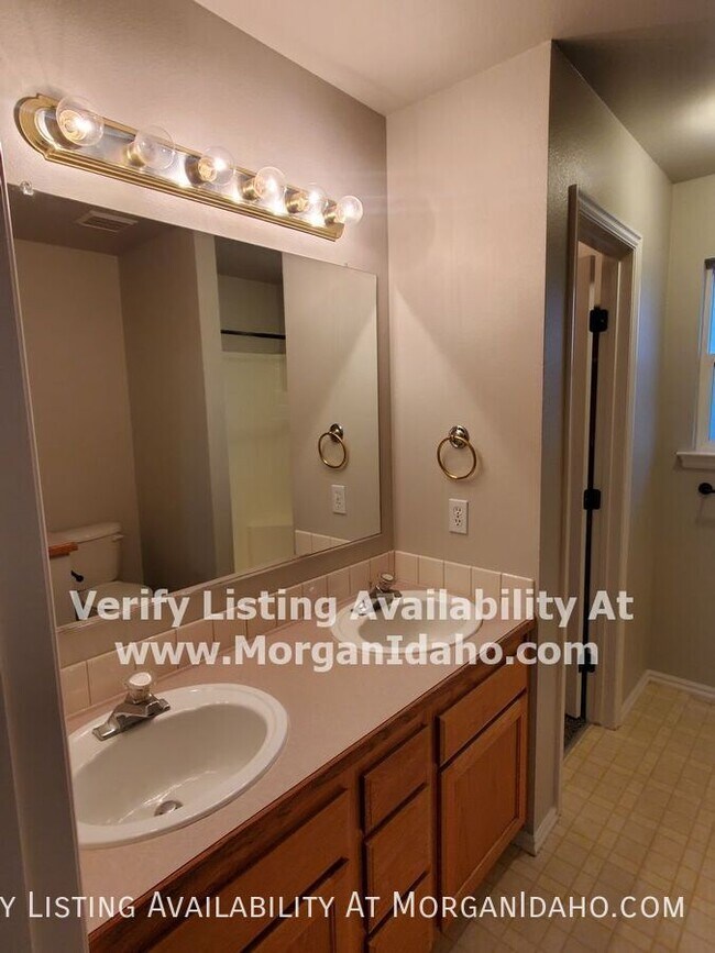 Building Photo - 521 S Valley Dr