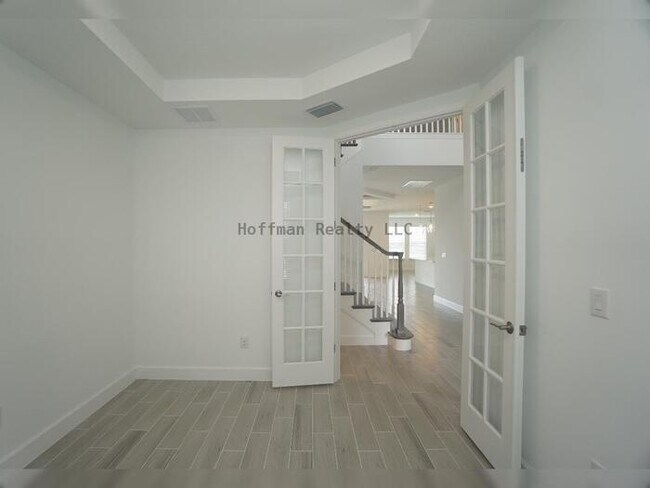 Building Photo - Stunning 5-Bedroom Lakeview Home in River ...