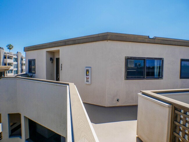 Building Photo - RARE Offering 2BD/2BA Furnished Condo of secured building in highly sought after Boutique Bella C...