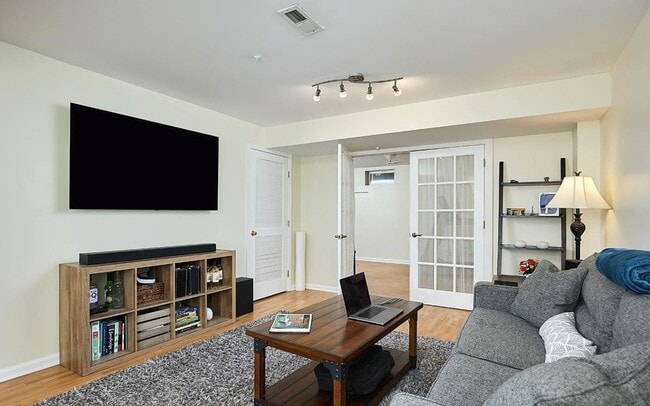 Building Photo - Beautifully maintained brick townhouse in ...