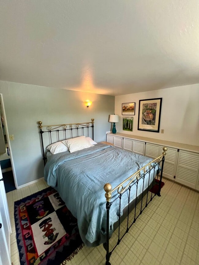 Building Photo - Available Nov 1st / Furnished / 1-Car Gara...