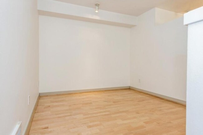 Building Photo - 1 bedroom in Seattle WA 98109