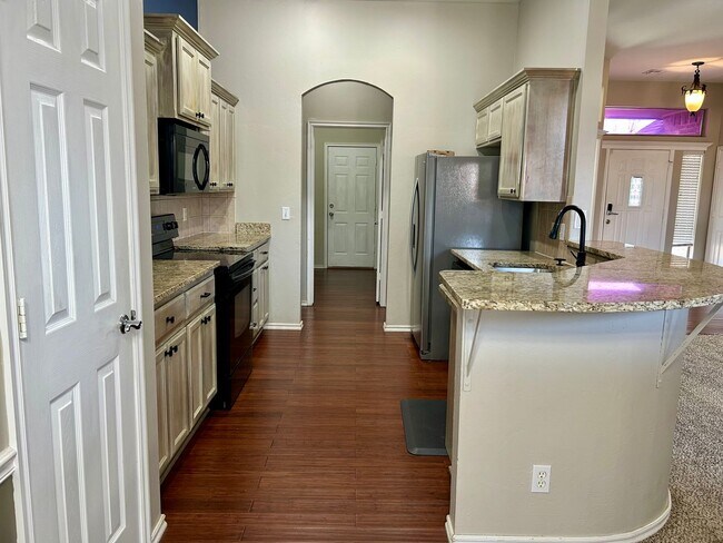 Building Photo - AVAILABLE NOW - $500 OFF FIRST FULL MONTH - Beautiful Home In Edmond School District!