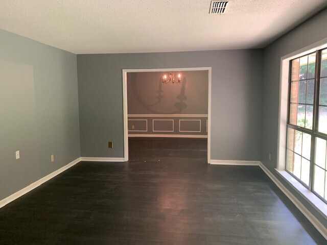 Building Photo - Large secluded 4 bedroom/2 bath in Blude Ridge Estates