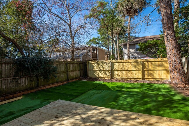 Building Photo - Blocks from beach, renovated townhome!