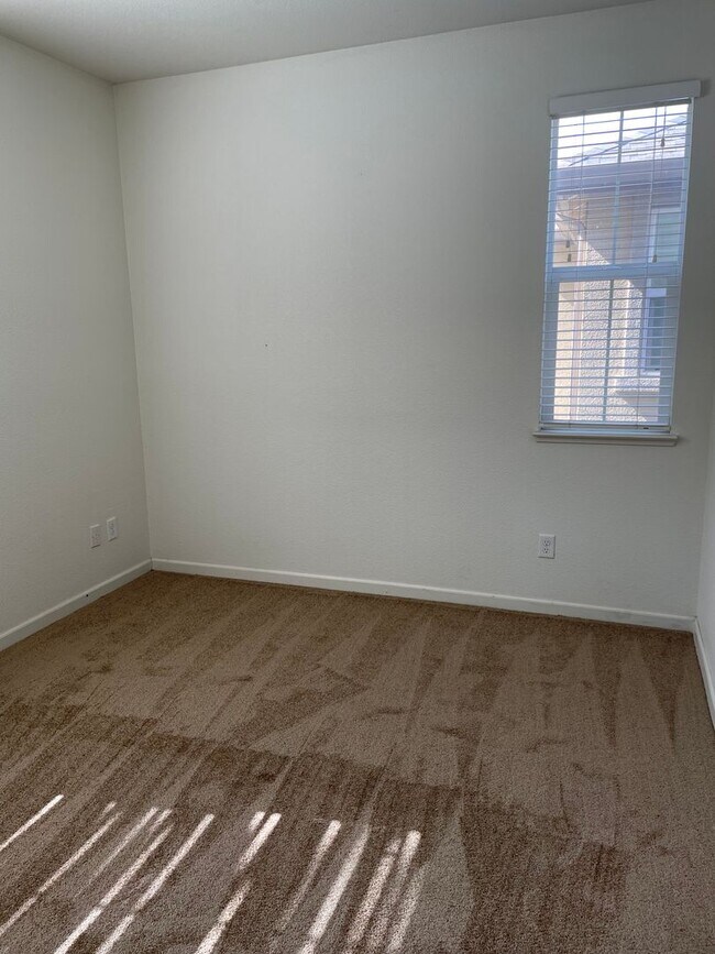 Building Photo - 606 Falling Star Dr