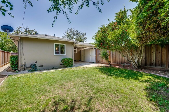 Building Photo - 941 // (Duplex)