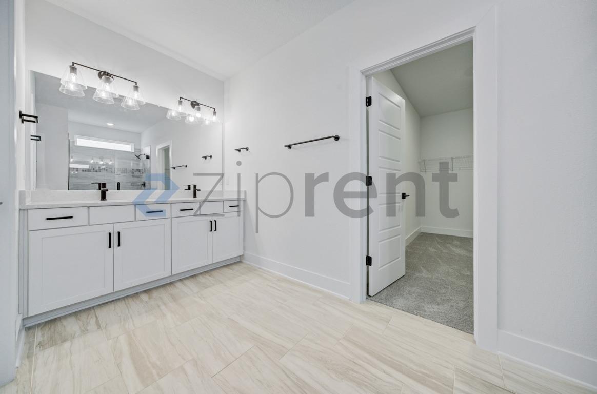 Building Photo - Unit