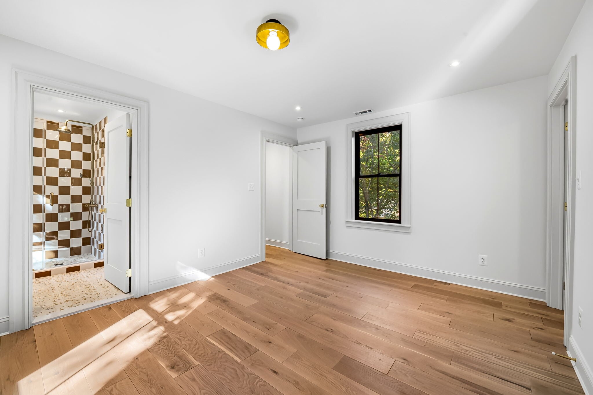 En-suite primary bathroom - 4629 Keswick Rd