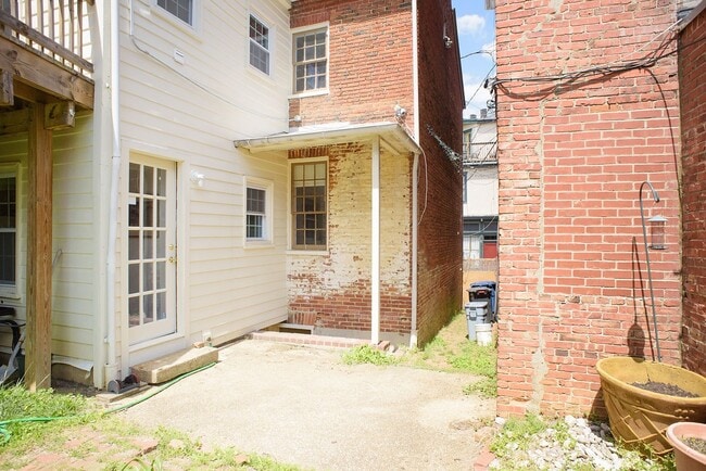 Building Photo - 123 Cathedral St