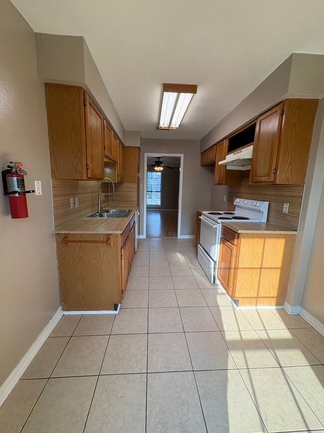 Building Photo - Huge 2 bedroom/2.5 bathroom Townhouse with...